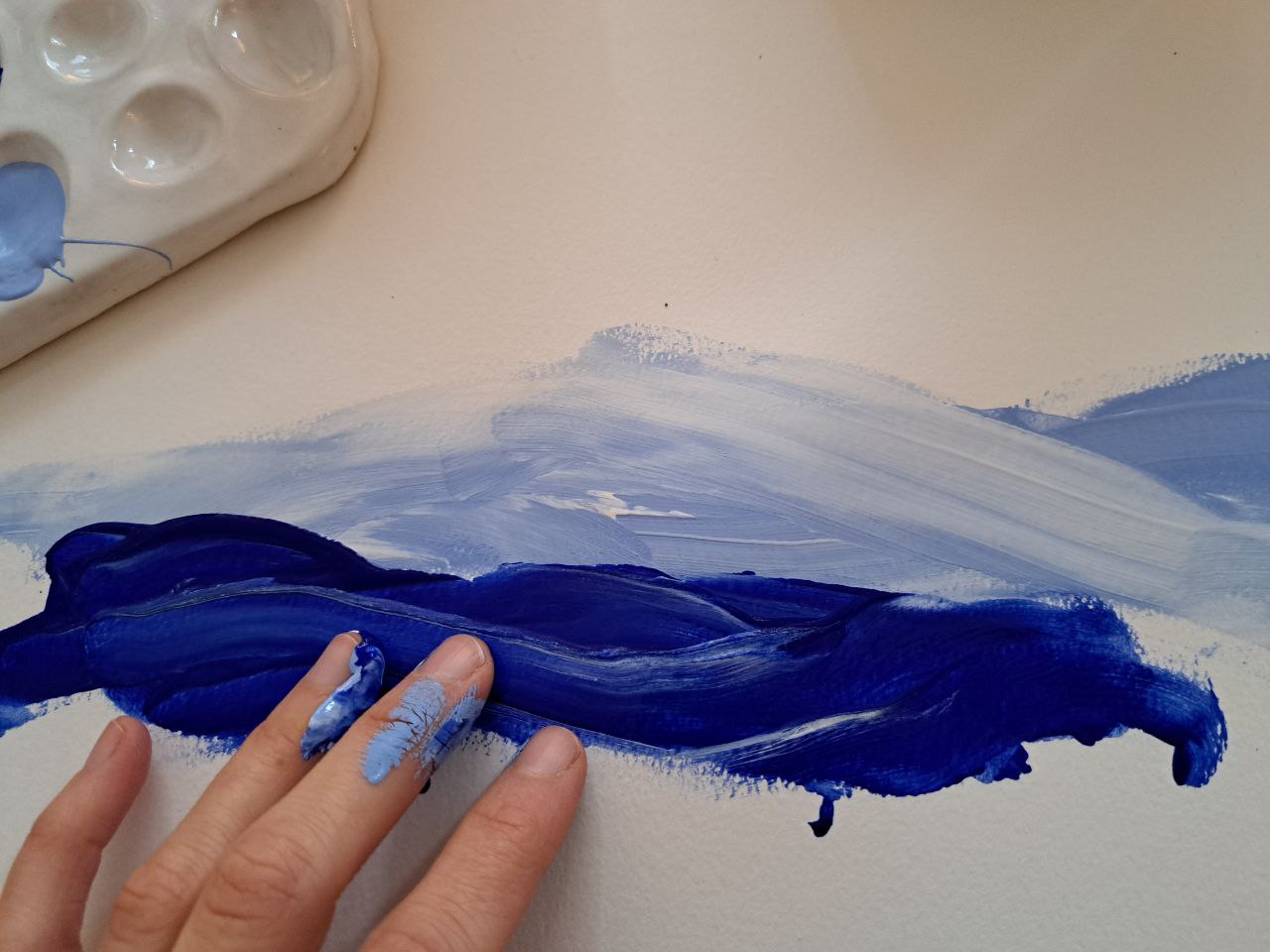 Individuelle Kunsttherapie-Sitzung mit Therapeutin und Klient beim gemeinsamen Malen