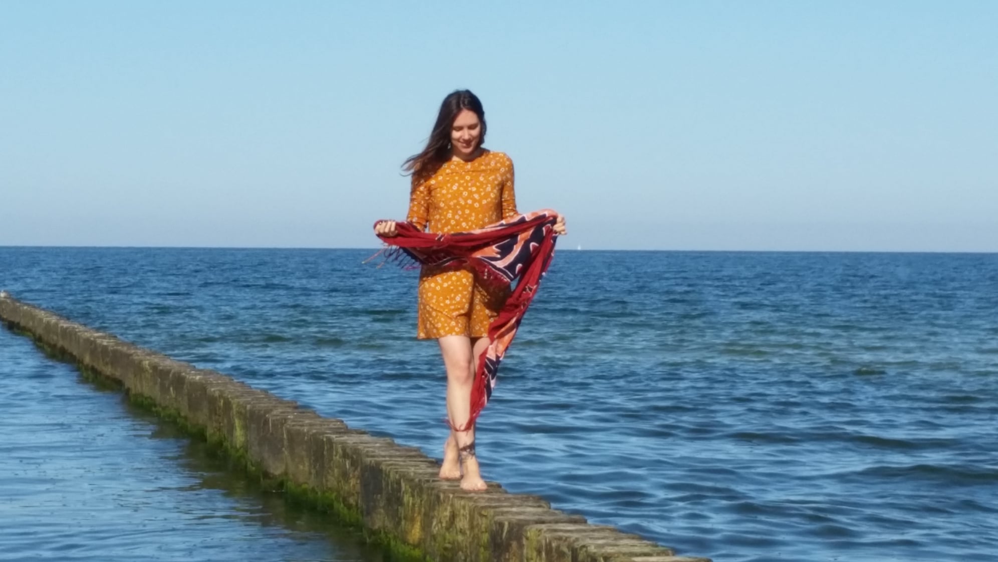 Individuelle Kunsttherapie-Sitzung mit Therapeutin und Klient beim gemeinsamen Malen